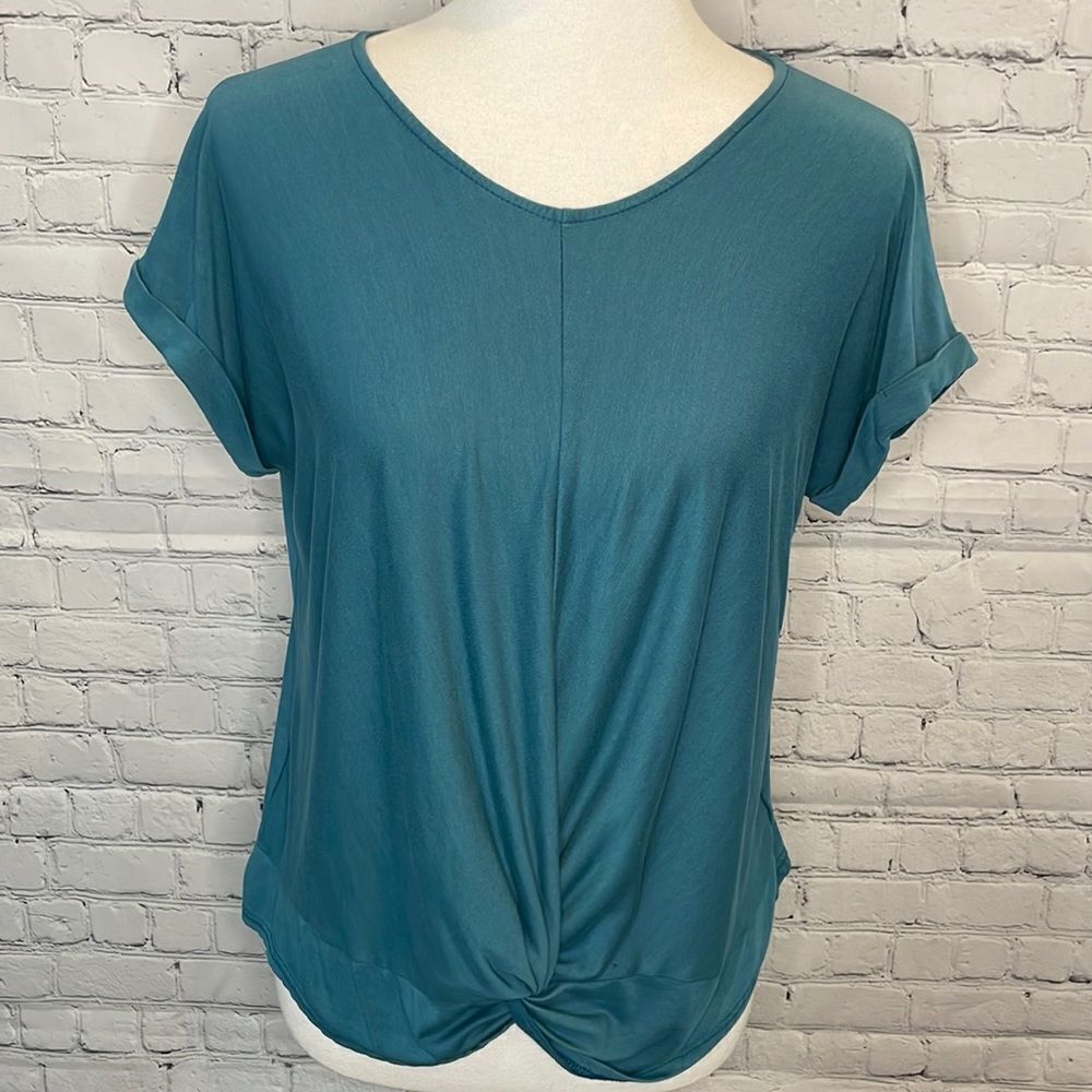 🌊 Francesca’s Teal Top - Size Medium - Perfect Condition